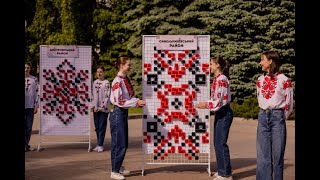 На Днепропетровщине молодежь устроила патриотическую акцию ко Дню вышиванки