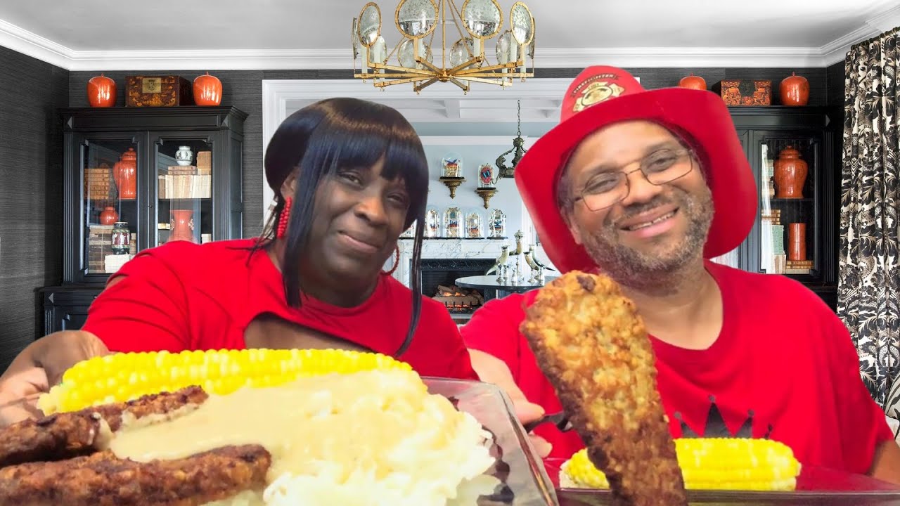 Жареный стейк кубиками с рисом и кукурузой, залитой подливкой (мукганг)!