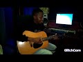 Xadrek tchama tocando guitarra
