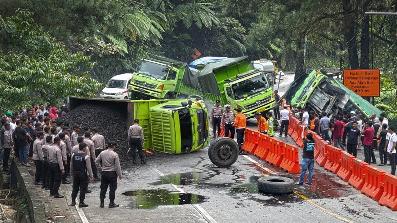 PARAH !!! BERITA BURUK HARI INI, Insiden Beruntun di Sitinjau Lauik Akses Jalan Lumpuh Total