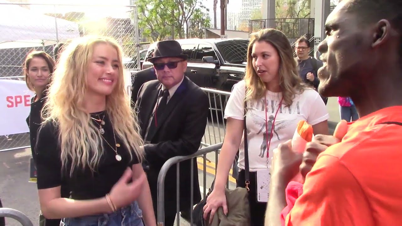 Amber Heard and a deaf fan communicate through SIGN LANGUAGE!