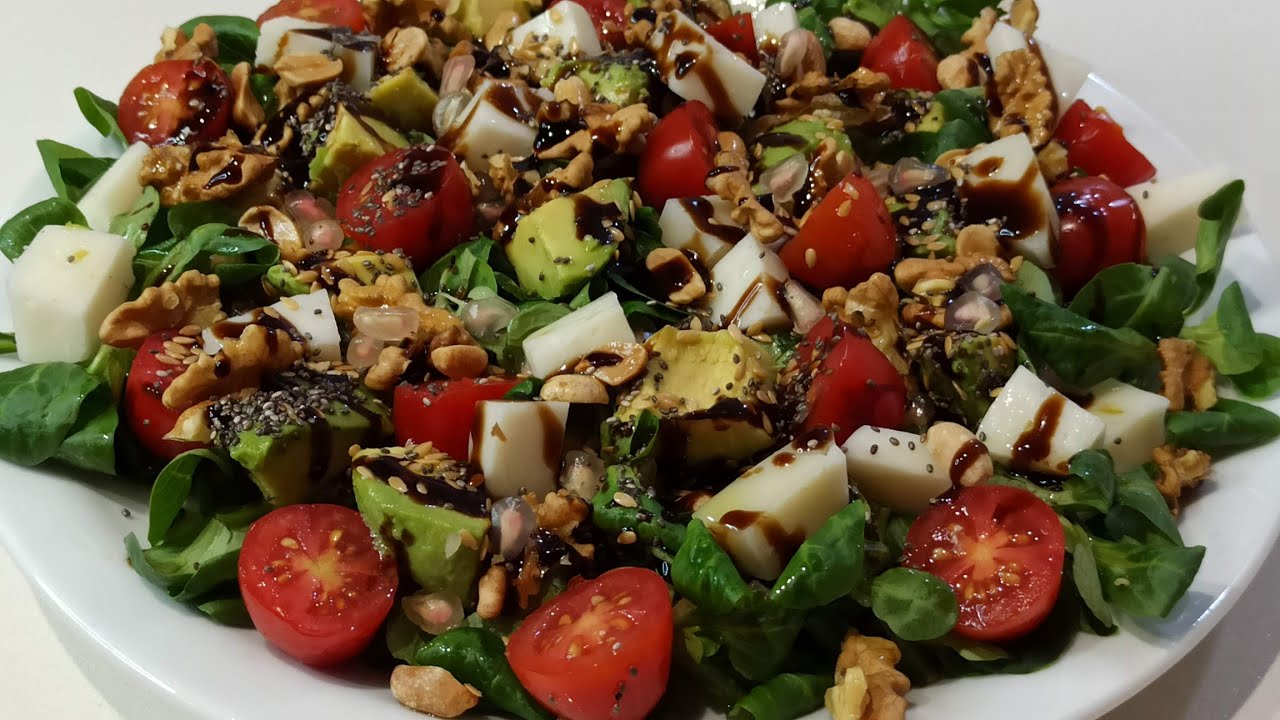 ENSALADA de FRUTOS SECOS, SEMILLAS, GRANADA, QUESO y CANÓNIGOS. Con un toque dulce especial. Sin Sal