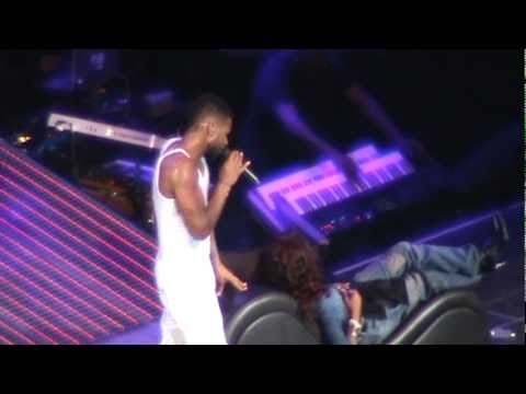 Usher Gets Up Close & Personal With a Fan on his OMG Tour in Toronto, ON - 11/29/10