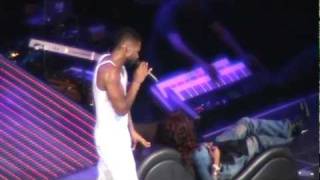 Usher Gets Up Close & Personal With a Fan on his OMG Tour in Toronto, ON - 11/29/10