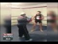 Anciano le da tremenda golpiza a boxeador profesional en un ring