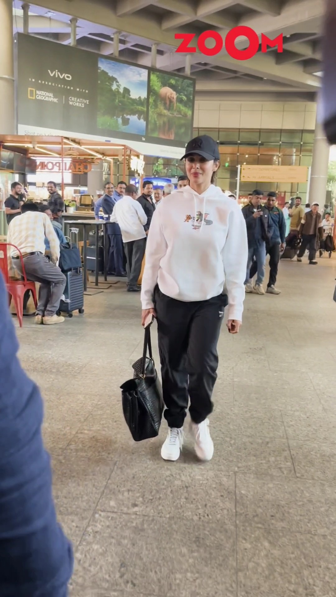 Malaika Arora STUNS with her casual airport look ? #malaikaarora #shorts