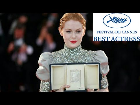 cannes-2019---best-actress-winner---emily-beecham---little-joe