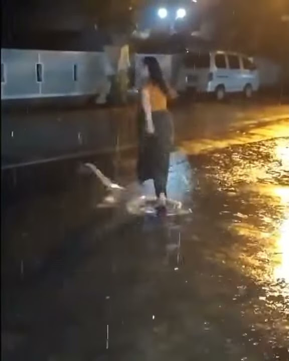 Cewek cantik hujan hujanan