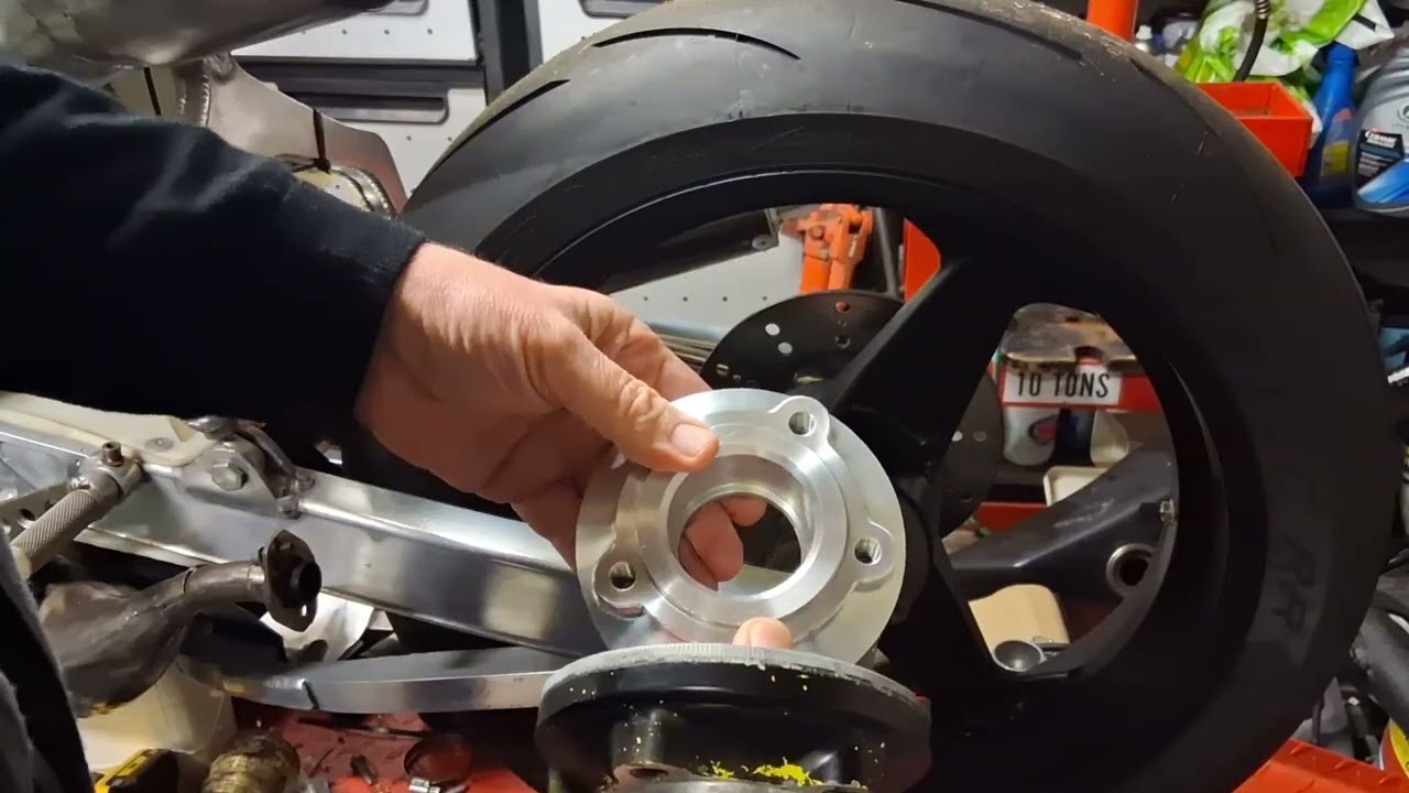 Steve Parrish F1 RD500 - part 20 - sprocket carrier
