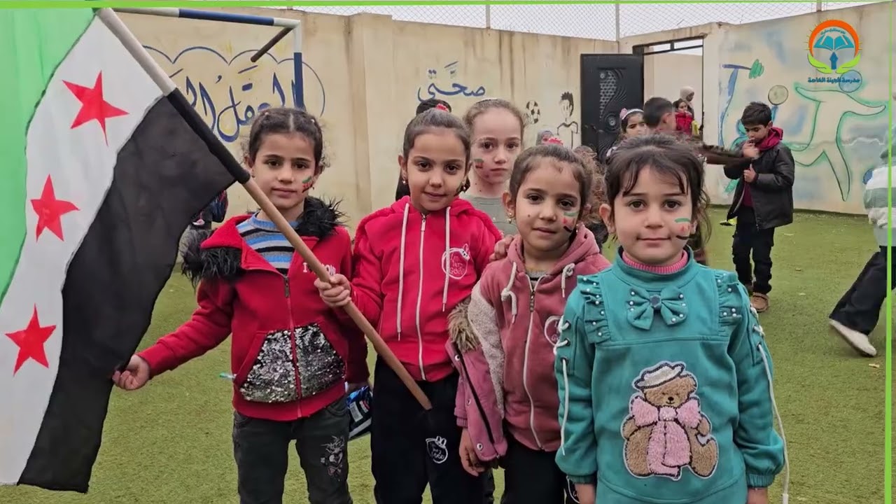 بقلوبٍ تنبض بالانتماء،  احتفل طلاب *مدرسة الجينة الخاصة* بـ ذكرى التحرير