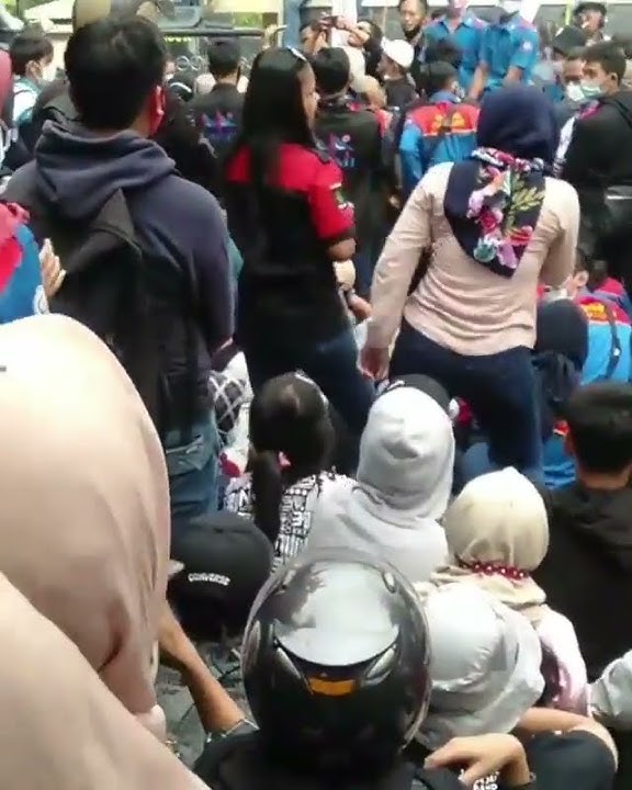 goyang maut para buruuh ta kalah dengaan goyang para panggung hiburan