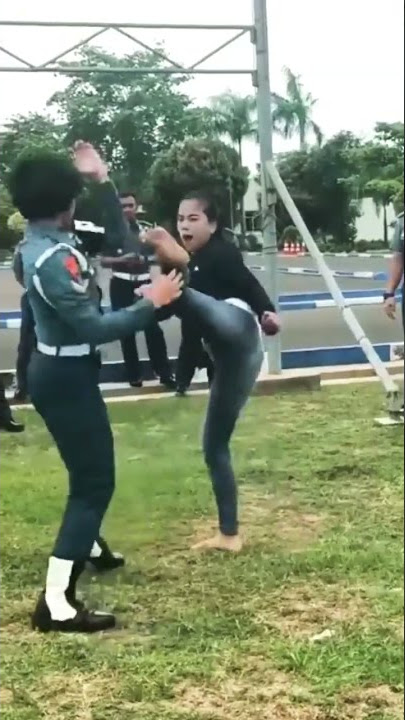 Cewe Militer AL VS Cewe Pesilat. #silatindonesia #budayaindonesia #silatbetawi