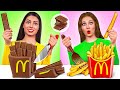 チョコレートの食べ物 vs 本物の食べ物のチャレンジ | 甘いものばかり食べて24時間 Mega DO Challenge