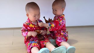 Brother Shares Chicken Leg With Twin Brother!#sweetheart#viral  baby #cutebaby #funny twins#brothers