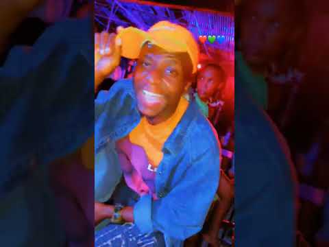 Dc Wa Tandale Ndani Ya Chuga Lounge Akienjoy Mziki Mzuri Kutoka Kwa Msaka Daily 