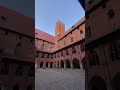Po zakupieniu dodatkowego biletu. Obecnie to koszt 17 zł normalny i 13 zł ulgowy. Zamek Malbork