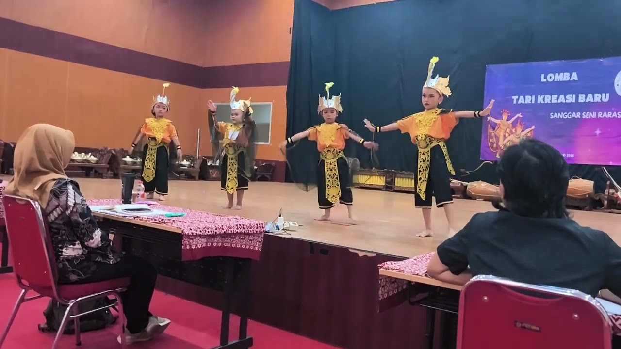 Tisa menari di depan piramid 