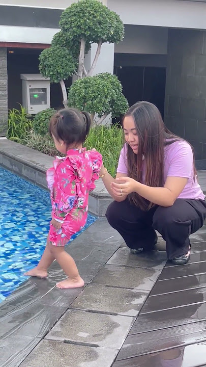 KELUCUAN AUDREY KETIKA MAU BERENANG DI HOTEL !