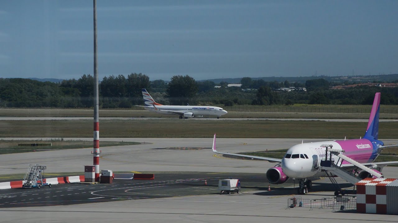 SmartWings Boeing 737 takeoff at Budapest Airport