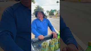 ☀️🍒 Bajo temperaturas extremas, Rodolfo Preciado sigue llevando fruta fresca a las calles de Obregón