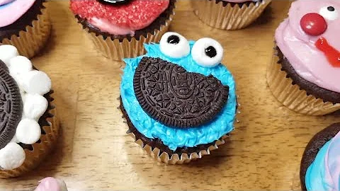 How to Make Cookie Monster-Inspired Cupcakes | Qua...
