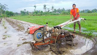Young People Operate Zeva G3000 Paddy Tractor Very Fast