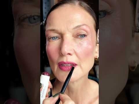 Berry cheeks and lips for summer trips: Velatura in Hellebore Heaven ☀️🌺#lisaeldridge #summermakeup
