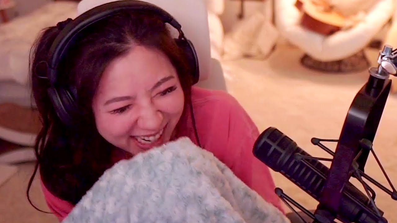 Fuslie's Little Sister Gets SCAMMED By Miyoung