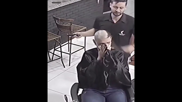"A barber's act of solidarity brings comfort to a cancer patient during her treatment