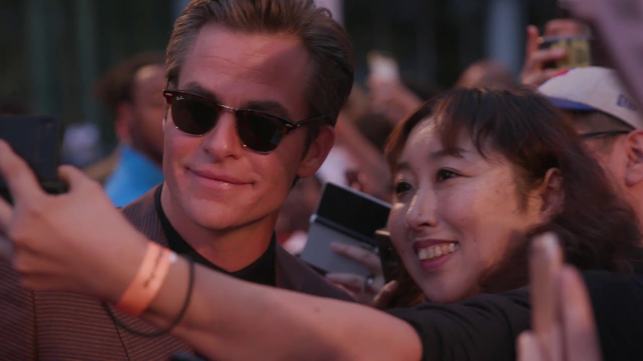 OUTLAW KING: Chris Pine Red Carpet Premiere Arrivals TIFF 2018 | ScreenSlam