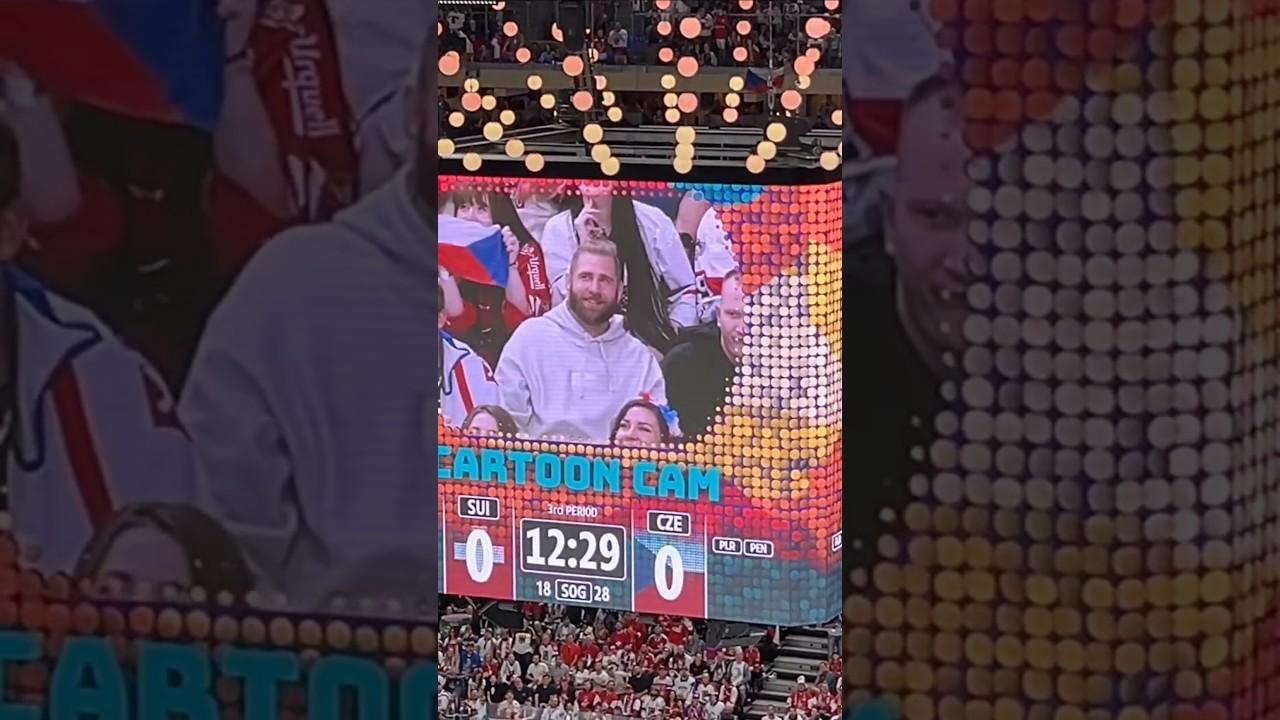 😂😂 UFC's Jiri Prochazka REACTION to Jumbotron at Czechia hockey game