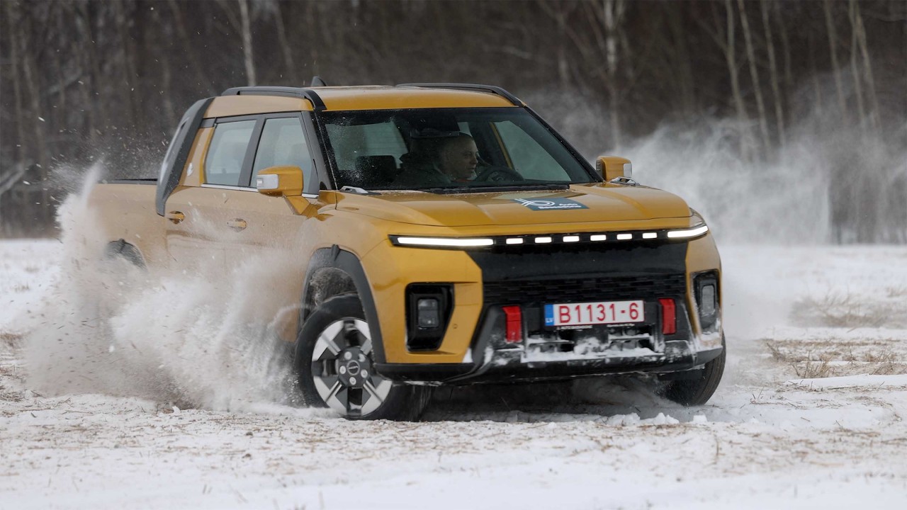 Kopā ar Pernigele.lv saimnieku Ivaru Rozi izmēģinām elektrisko pikapu no KGM.