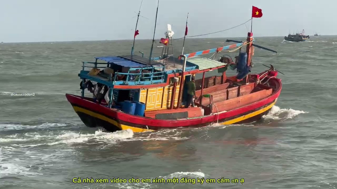 Biển động làm khó trục vớt ge chìm 