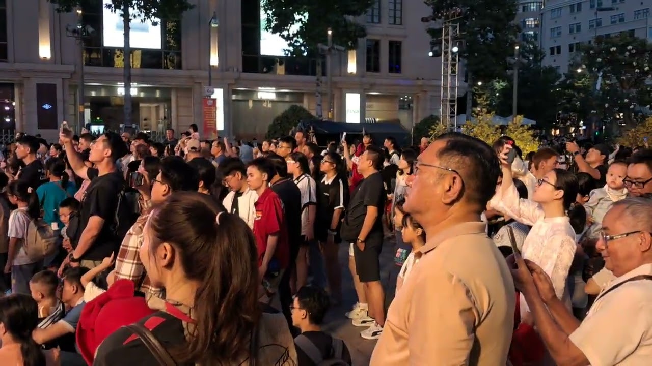 Đường hoa Nguyễn Huệ Mùng 3 Tết 