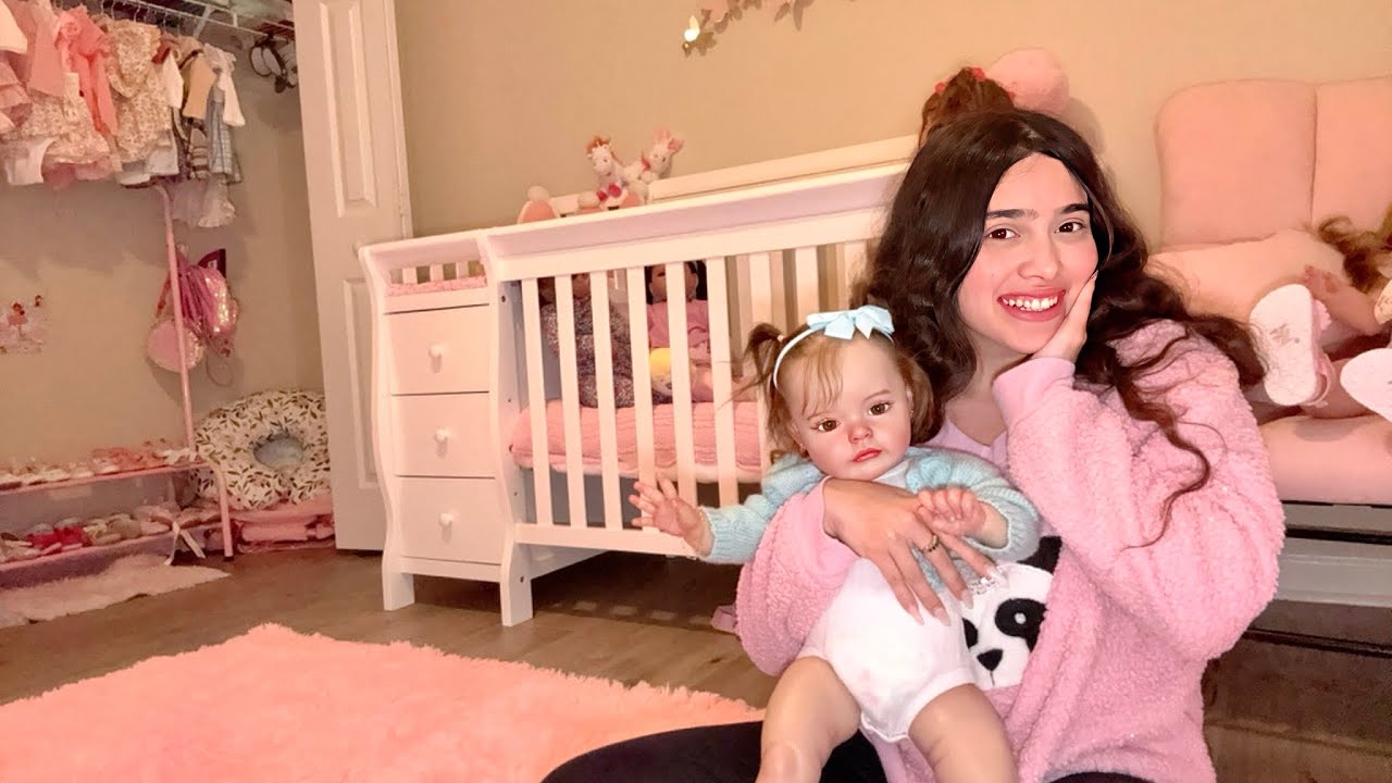 UNA NOCHE EN EL CUARTO DE LAS MUÑECAS REBORNS DE MI MADRE 😱( JUGAMOS CON SUS JUGUETES Y MUÑECAS ) 