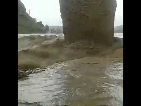 حجم آب ورودی رود کشکان به بخش معمولان شهرستان پلدختر در کنار پایه های پل تاریخی ک ل ه ه ر