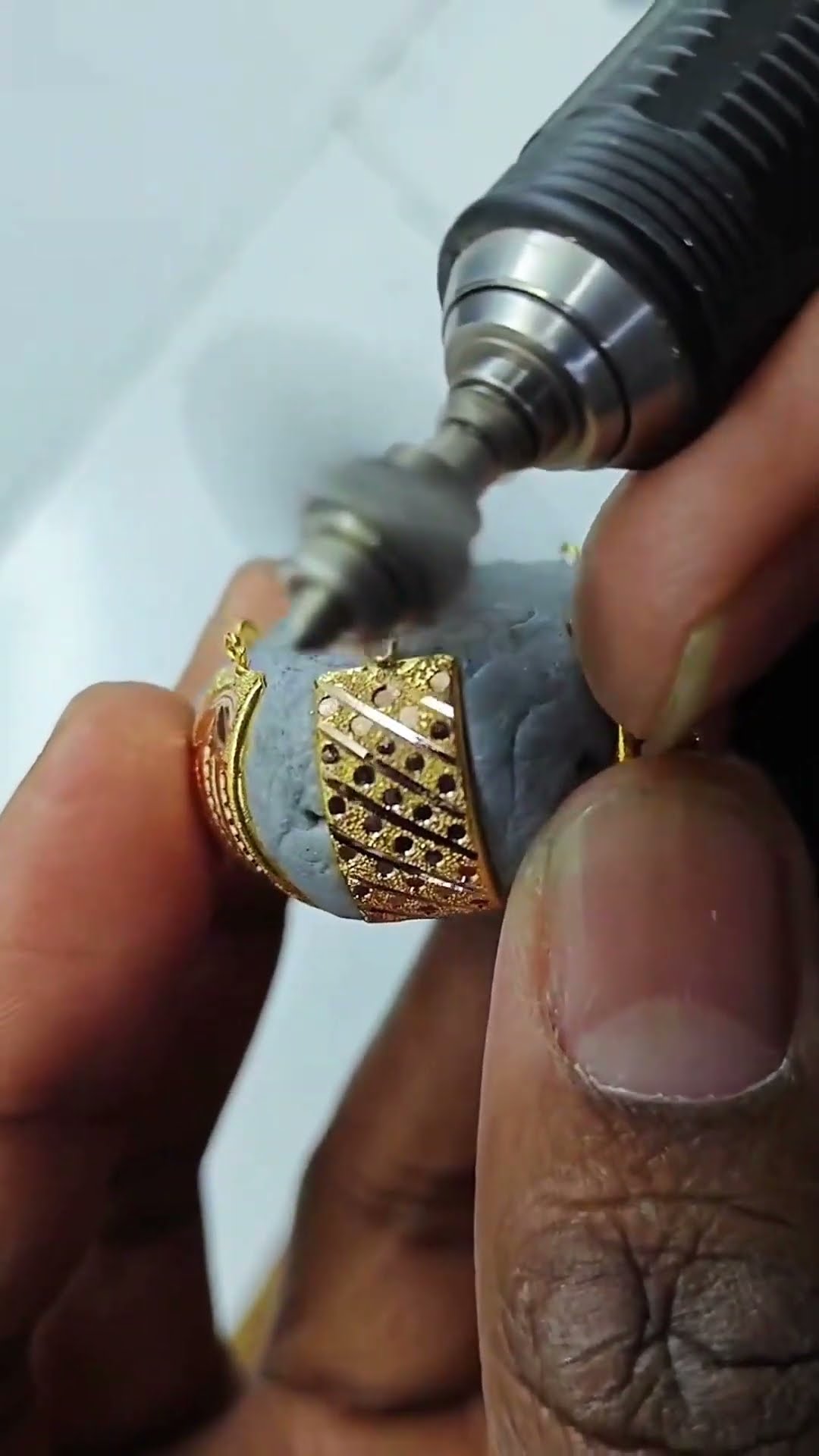 Gold jewelry carving process- Good tools and machinery make work easy