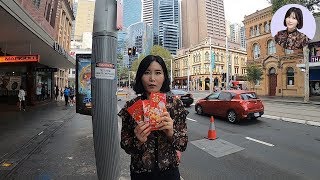 Giving away red pockets to strangers?! what's their reactions?[小乌来啦 She's Xiaowu]