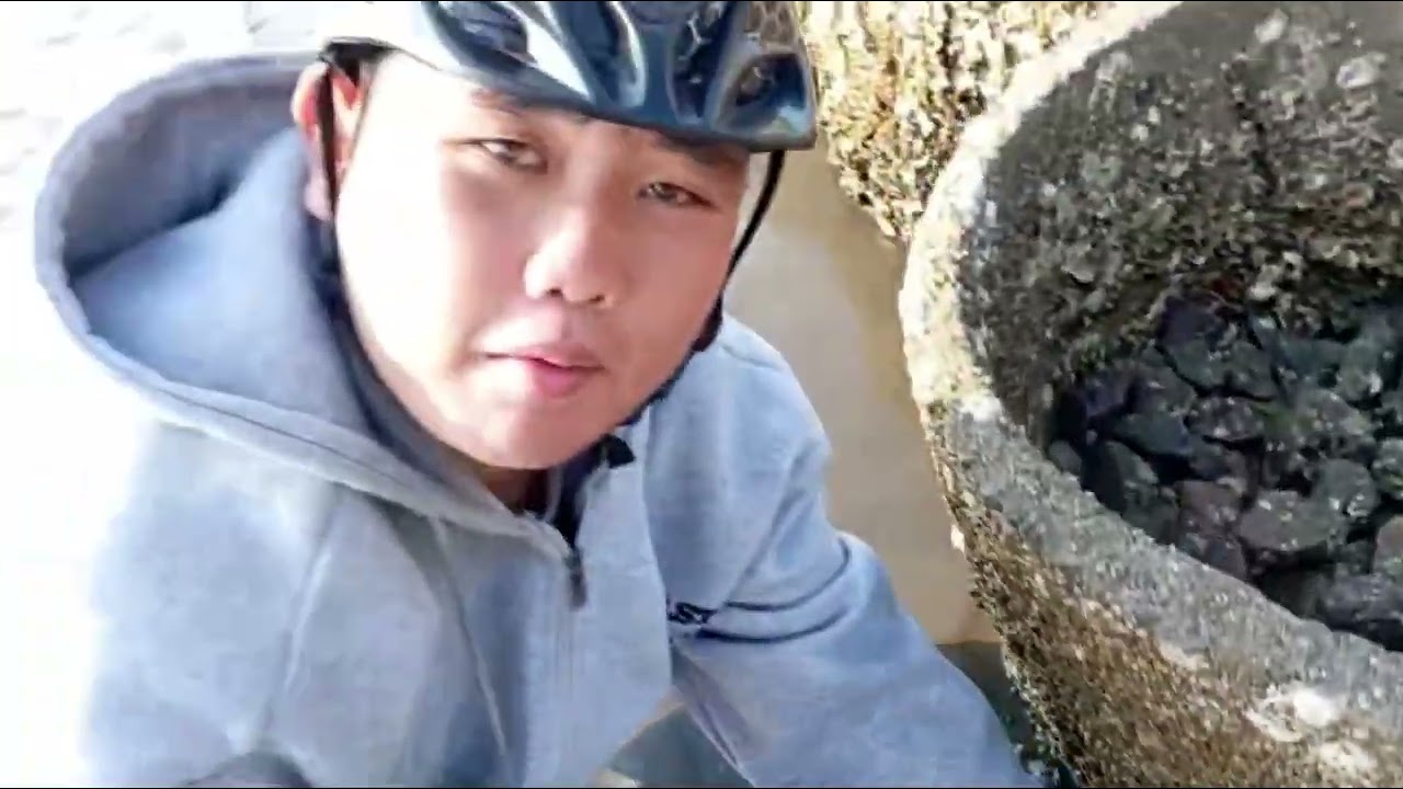 Một ngày đi đục hào và săn bắt ở mé biển của 2 anh em và thành quả bất ngờ 