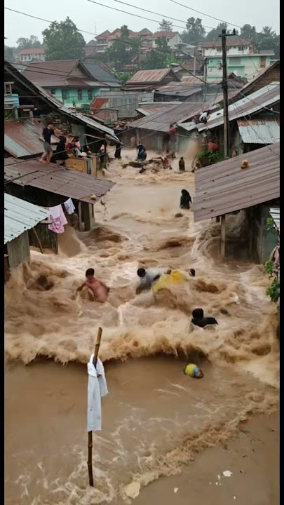 🎬 Detik-detik Mencekam Warga Terjebak Banjir di Atap Rumah – Sumbawa NTB!