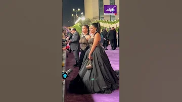 رانيا يوسف بفستان مكشوف مع بنتها في حفل Joy Awards 