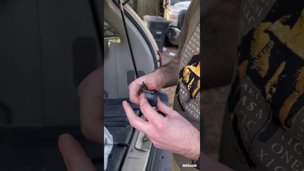 Como cambiar luz trasera  van  Chrysler Dodge Town & Country 2006