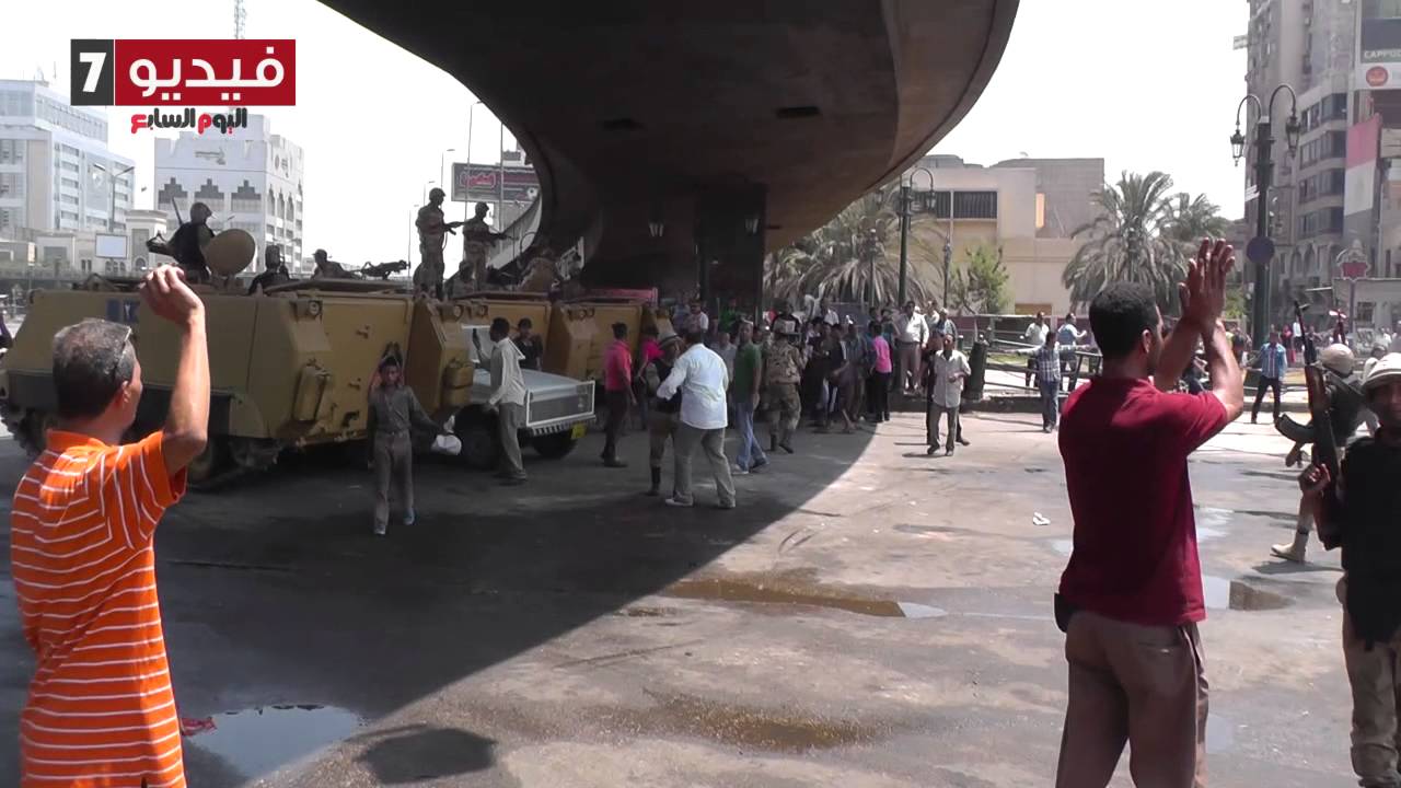 بالفيديو..الجيش يؤمن خروج السيدات من مسجد الفتح