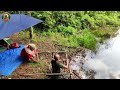 Camping hujan deras di tepi danau bersama ibu negara