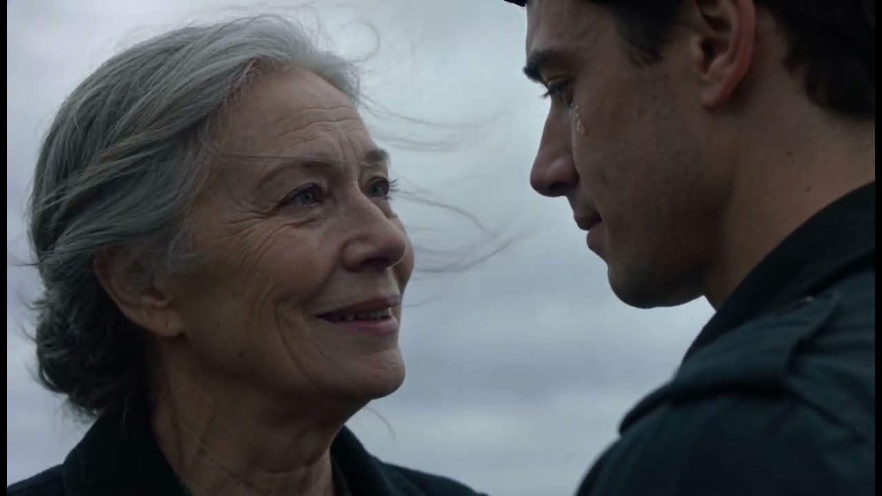 Sie (59), die Witwe meines Vaters. Ich nahm sie auf seinem frischen Grab für mein Erbe.