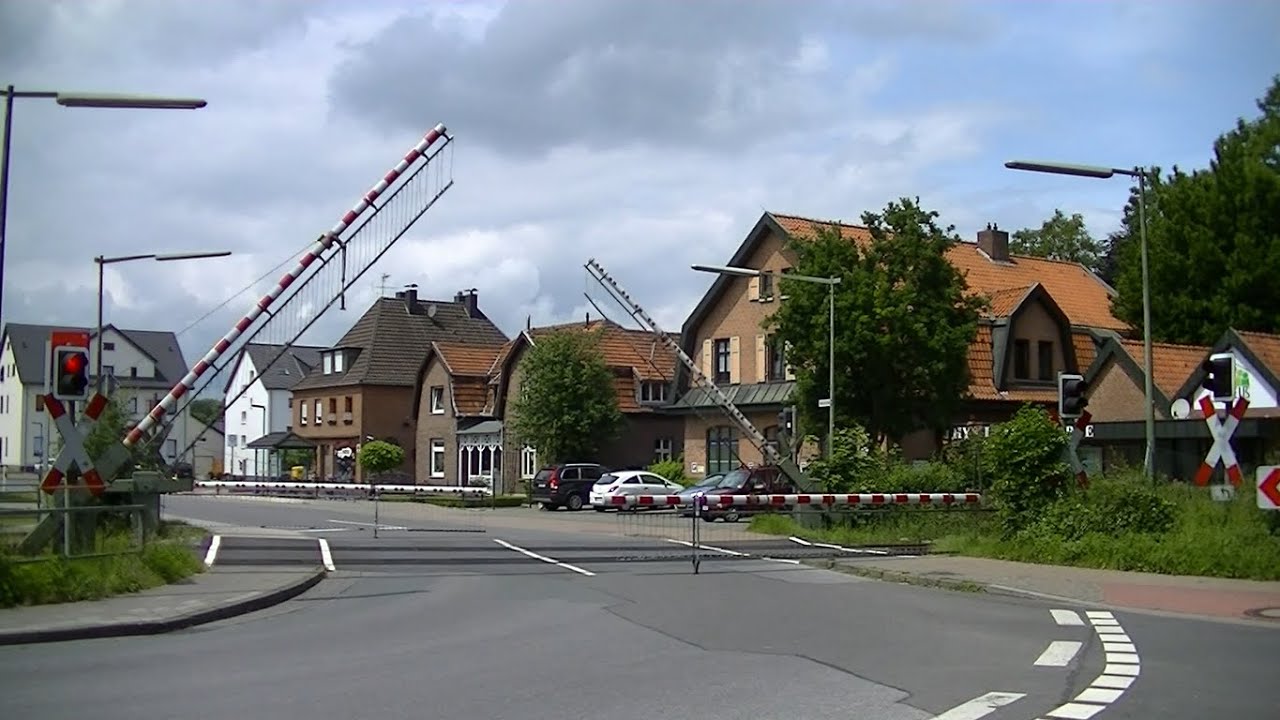 Spoorwegovergang Bedburg-Hau (D) // Railroad crossing // Bahnübergang