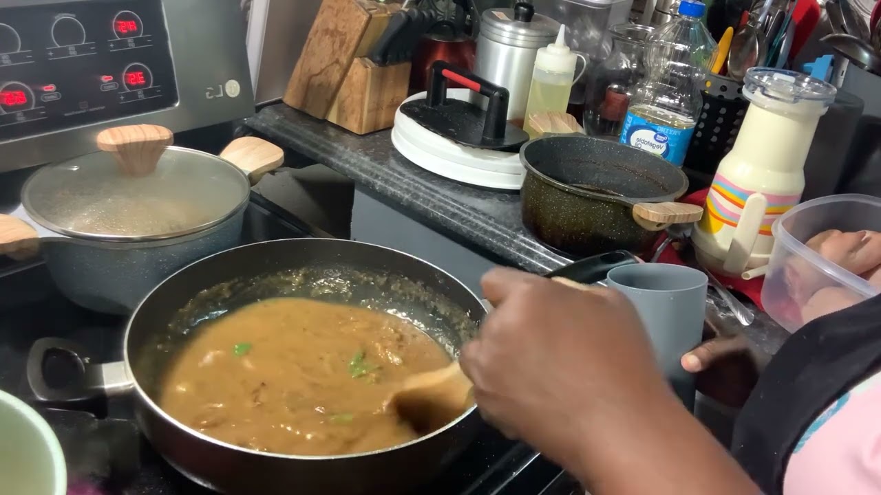 Smothered beef patties, field peas, potatoes and cracklin cornbread