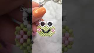Beaded Frog Charm 🐸 #diyjewelry #keychain #handmadejewelry #beads #beadsjewellery #shorts