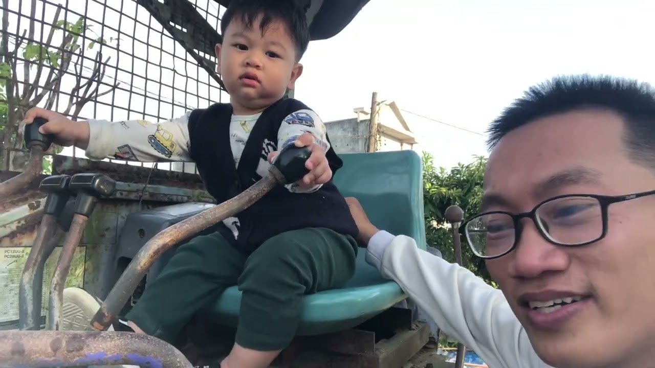 Sóc 23 tháng - nào cùng lái xe múc (27 Tết)