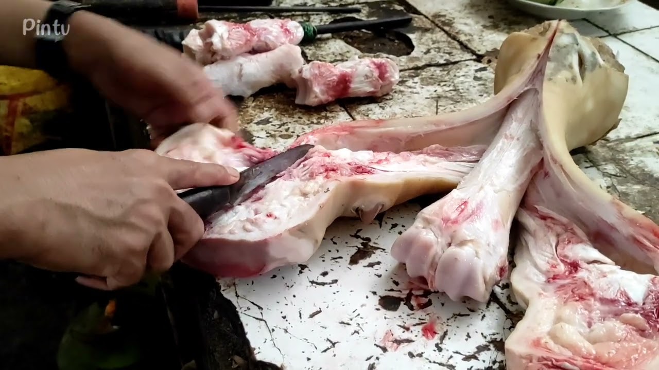 Alhamdulillah pedagang ini dapat pesanan membersihkan dan membuka kaki sapi